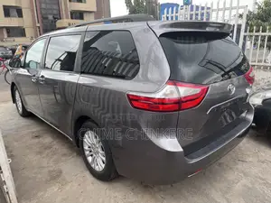 Toyota Sienna XLE 8 Passenger (3.5L 6cyl 8A) 2017 Gray