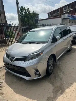 Toyota Sienna SE Premium (3.5L 6cyl 8A) 2018 Silver