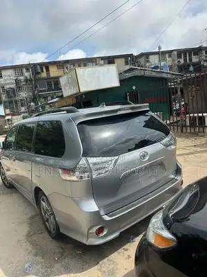 Toyota Sienna SE Premium (3.5L 6cyl 8A) 2018 Silver