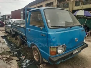 Toyota Hiace Pickup Truck Wuth Petrol Engine, 4 Tyres (Foreign Used)