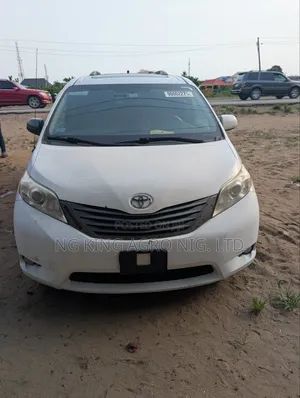 Toyota Sienna XLE 8-Passenger 4dr Minivan (3.5L 6cyl 6A) 2014 White