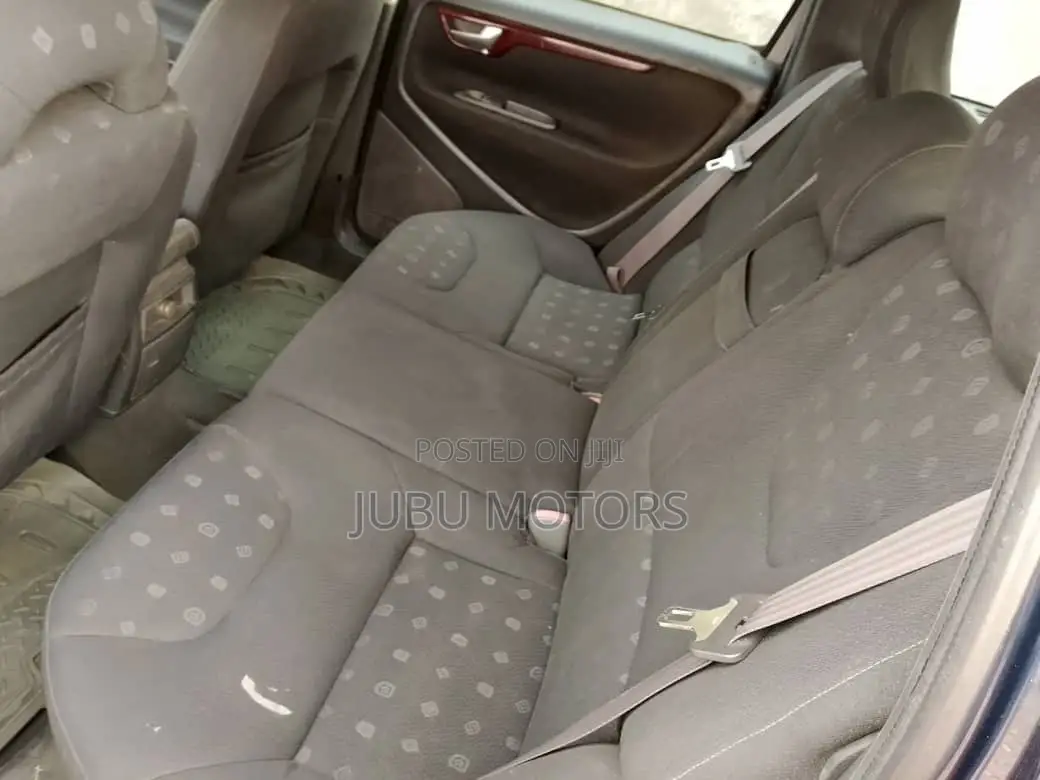 Volvo V70 2012 Blue