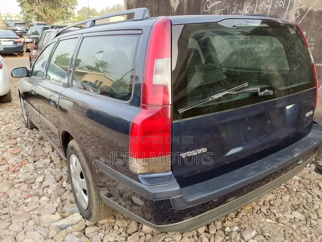Volvo V70 2012 Blue