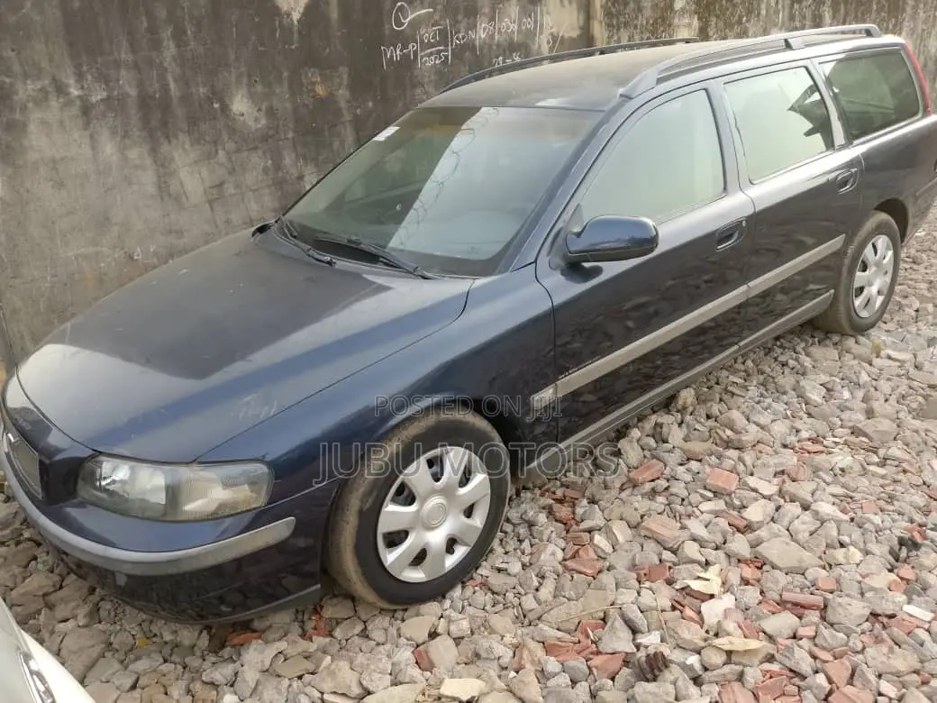 Volvo V70 2012 Blue