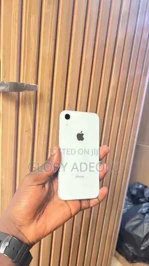 Apple iPhone XR 64 GB White