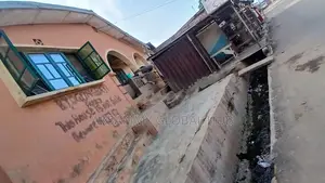 8bdrm Bungalow in Agbowo Ui, Ibadan for sale