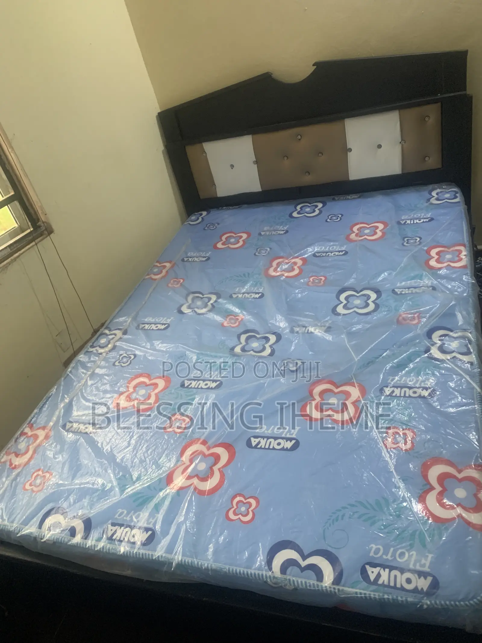 6/4.5. 10 Inches Mouka Floral Mattress and Bedframe