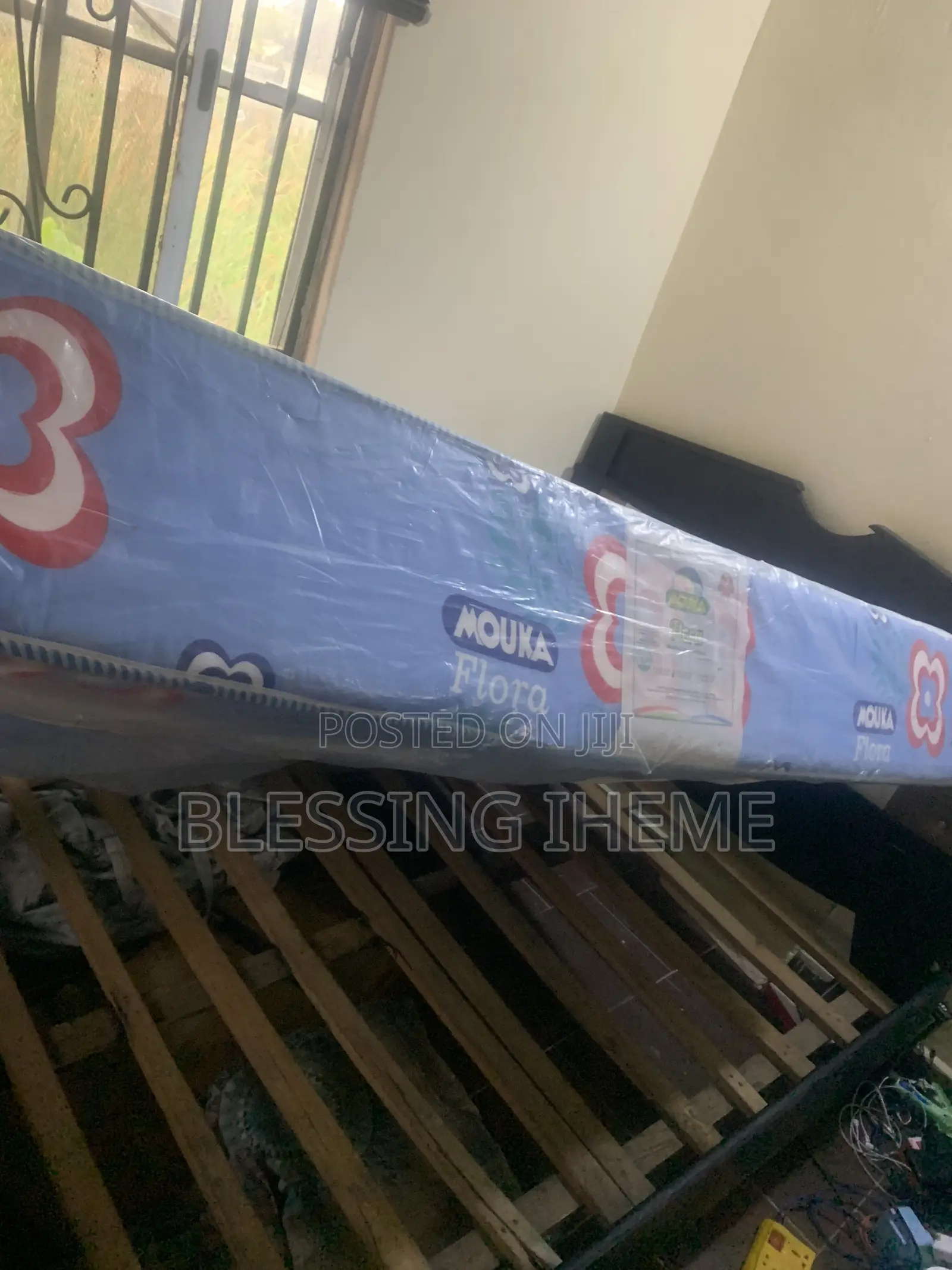 6/4.5. 10 Inches Mouka Floral Mattress and Bedframe