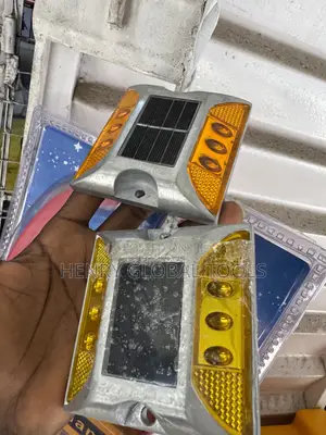 Solar LED Road Stud / Solar Road Marker – Amber Light.