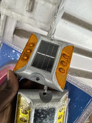 Solar LED Road Stud / Solar Road Marker – Amber Light.