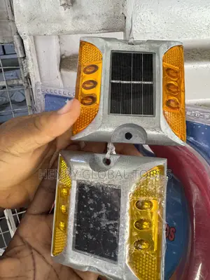 Solar LED Road Stud / Solar Road Marker – Amber Light.