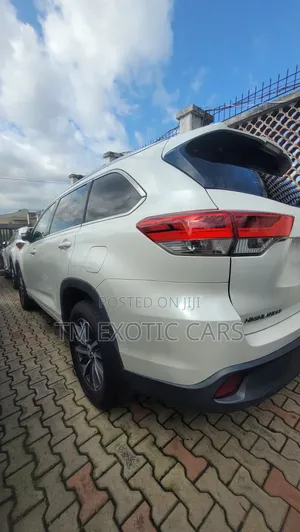 Toyota Highlander XLE 4x4 V6 (3.5L 6cyl 8A) 2017 White