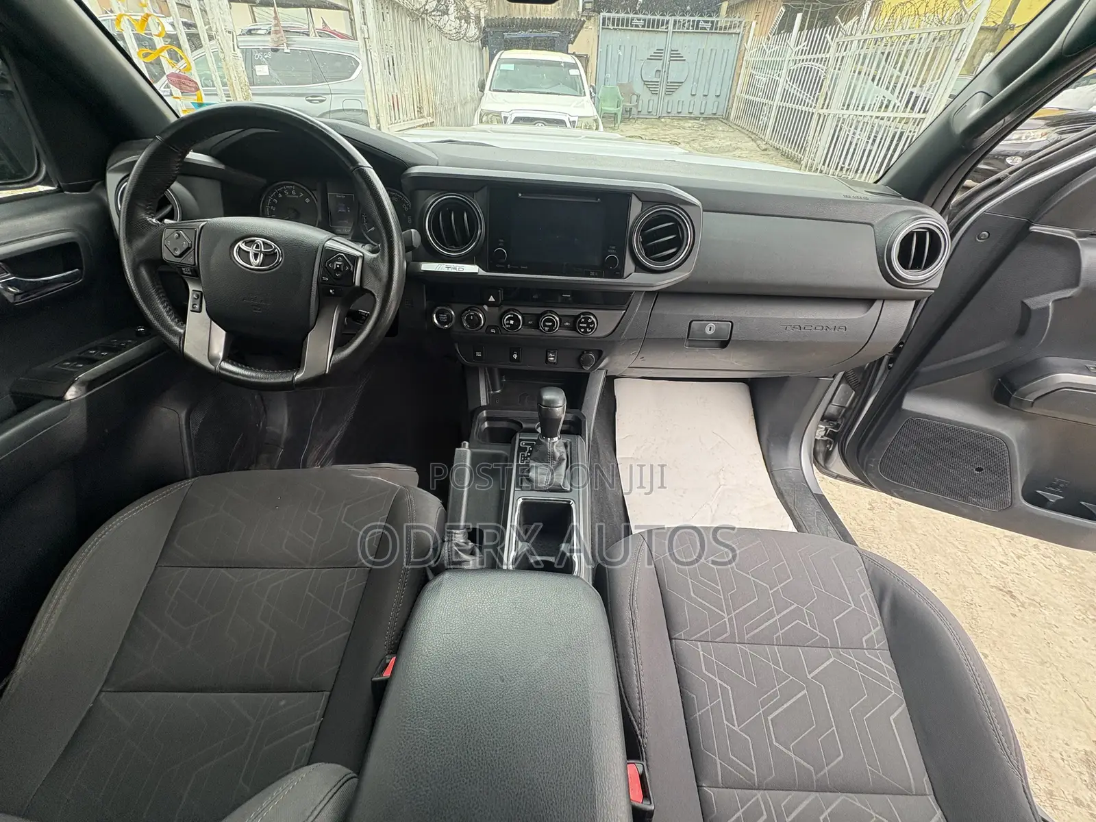 Toyota Tacoma SR5 2017 Silver