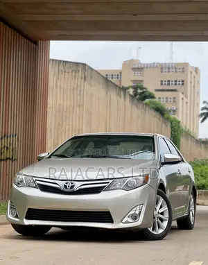 Toyota Camry XLE 4dr Sedan (2.5L 4cyl 6A) 2014 Gold