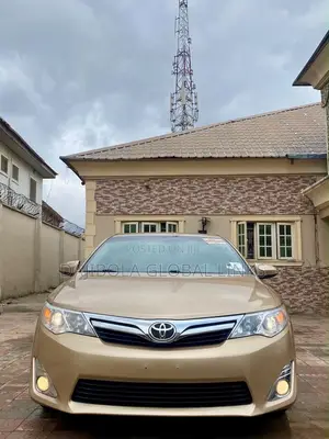 Toyota Camry XLE 4dr Sedan (2.5L 4cyl 6A) 2012 Gold
