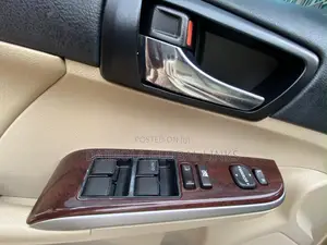 Toyota Camry XLE 4dr Sedan (2.5L 4cyl 6A) 2012 Gold