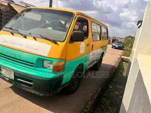 Toyota HiAce 1999 Yellow