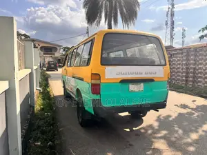 Toyota HiAce 1999 Yellow