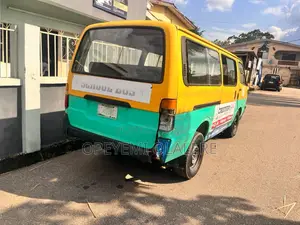 Toyota HiAce 1999 Yellow
