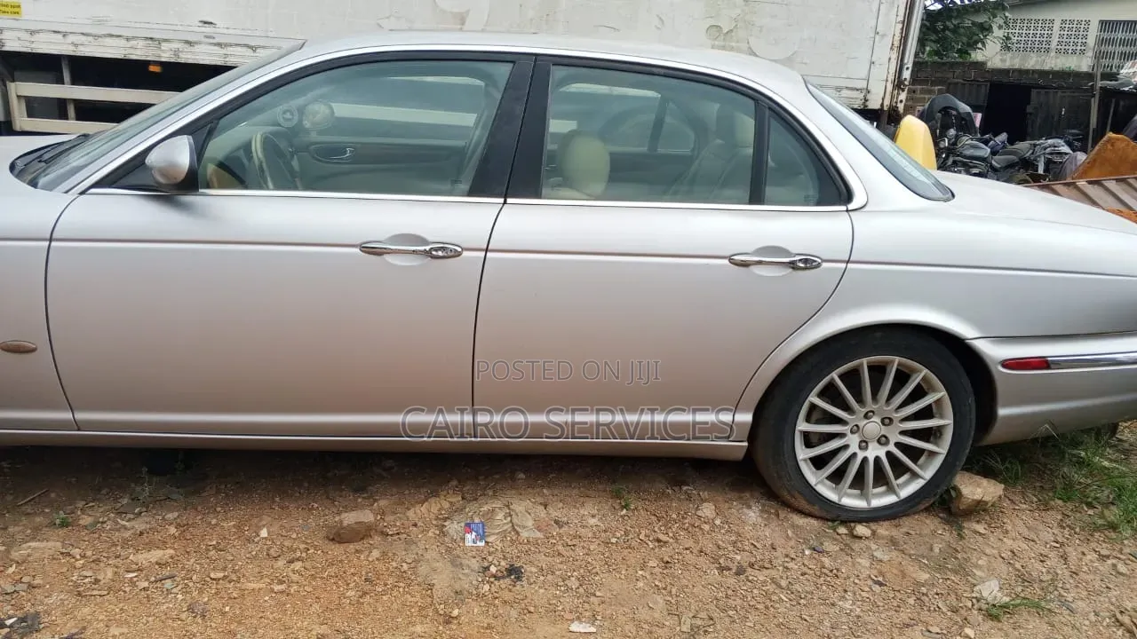 Jaguar XE 2018 Silver
