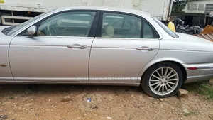 Jaguar XE 2018 Silver