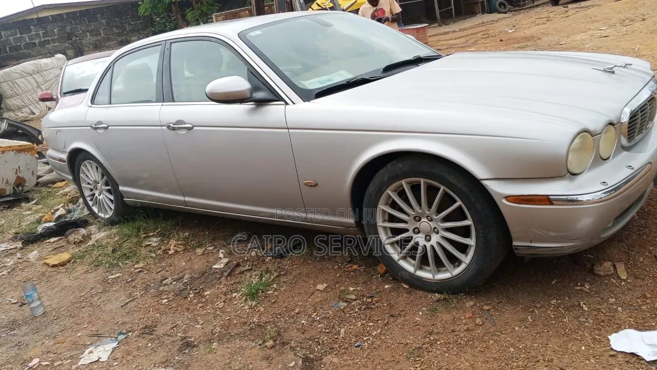 Jaguar XE 2018 Silver