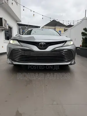 Toyota Camry XLE FWD (2.5L 4cyl 8AM) 2018 Silver