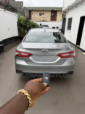 Toyota Camry XLE FWD (2.5L 4cyl 8AM) 2018 Silver