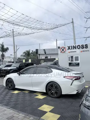 Toyota Camry XSE FWD (2.5L 4cyl 8AM) 2018 White