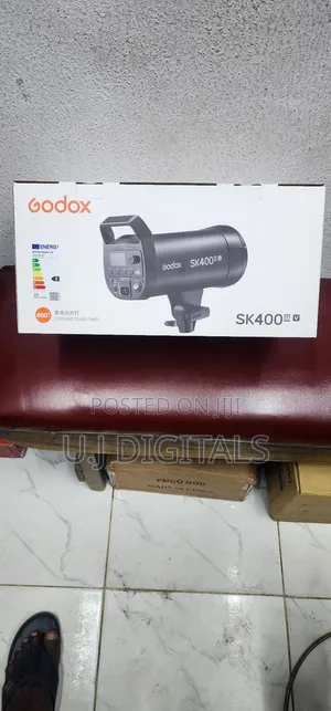 Godox SK400 Iii v Professional Studio Flash