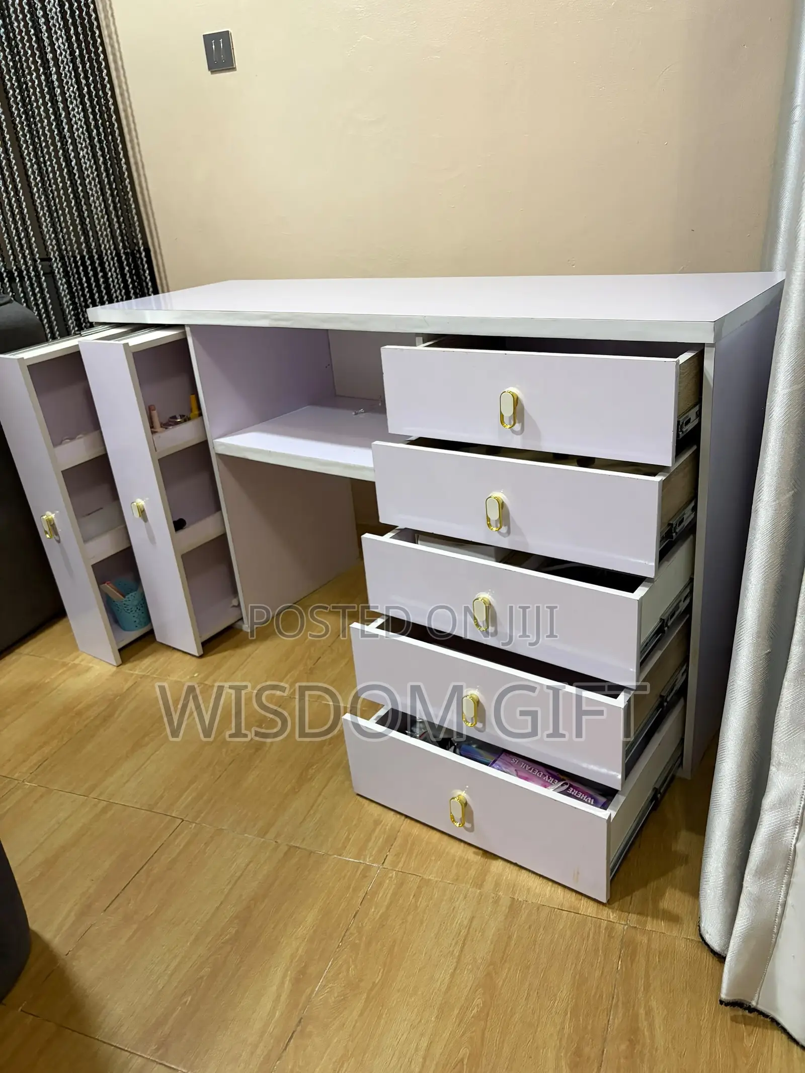Neatly Use Multi Door Nail Tech Table. Storage Capacity, Design Layout