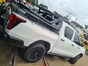 Manual Rolling Boot Cover With Off-Road Bar for Hilux 2026 Model $# at ×