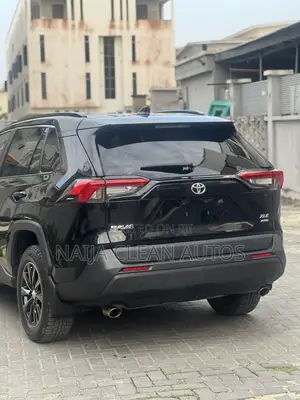 Toyota RAV4 XLE AWD 2019 Black