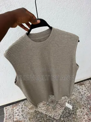 *Premium Coves Sleeveless Crew Neck Armless