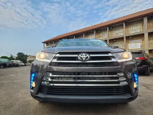 Toyota Highlander LE Plus 2019 Gray