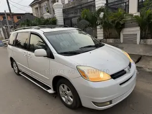 Toyota Sienna XLE FWD 2006 White