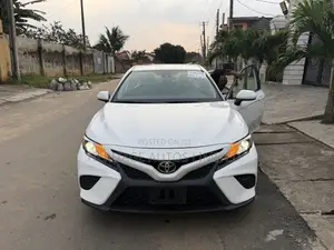 Toyota Camry SE (2.5L 4cyl 8A) 2019 White