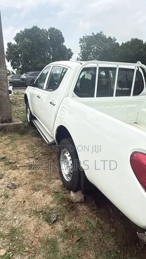 Mitsubishi L200 2013 White