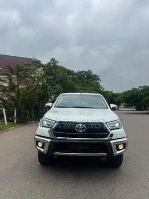 Toyota Hilux 2022 White
