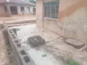 3bdrm Block of Flats in Unit 6 Area, Oluyole for sale