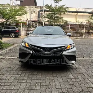 Toyota Camry SE 2021 Silver