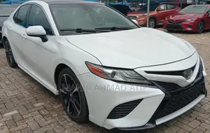 Toyota Camry XSE FWD (2.5L 4cyl 8AM) 2018 White