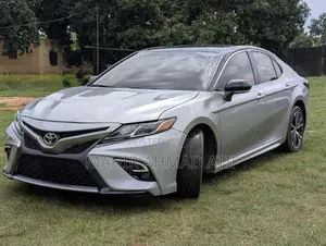 Toyota Camry SE (2.5L 4cyl 8A) 2019 Silver