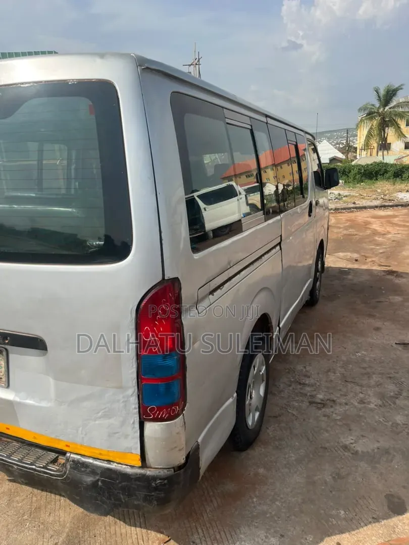Toyota HiAce 2005 Grey