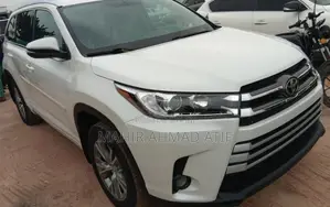 Toyota Highlander XLE 4x4 V6 (3.5L 6cyl 8A) 2018 White