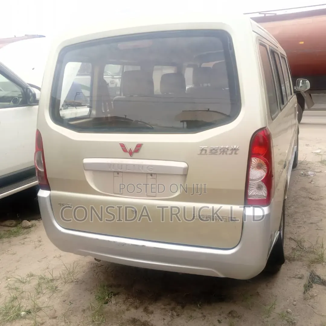 Mitsubishi L300 2005 Silver