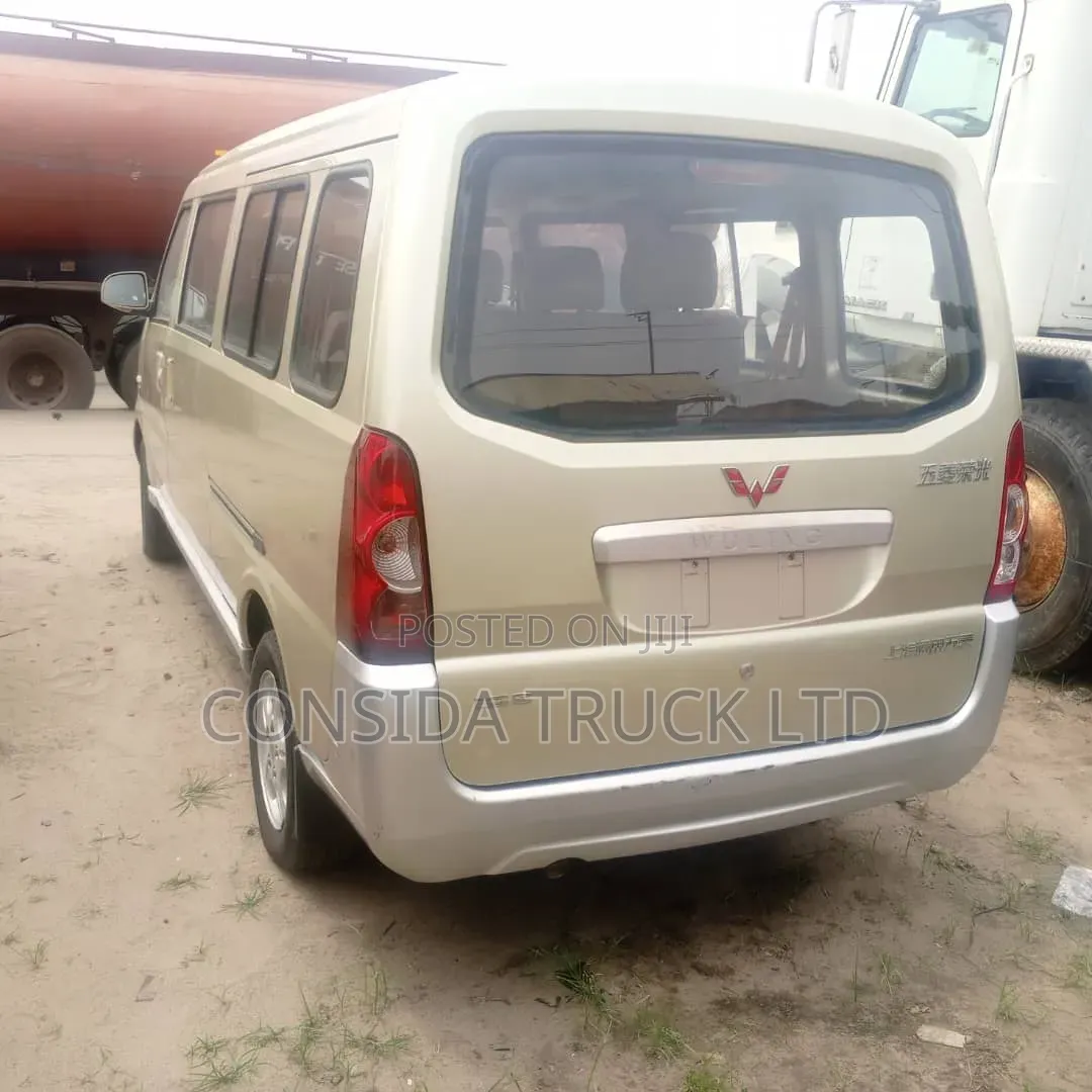 Mitsubishi L300 2005 Silver