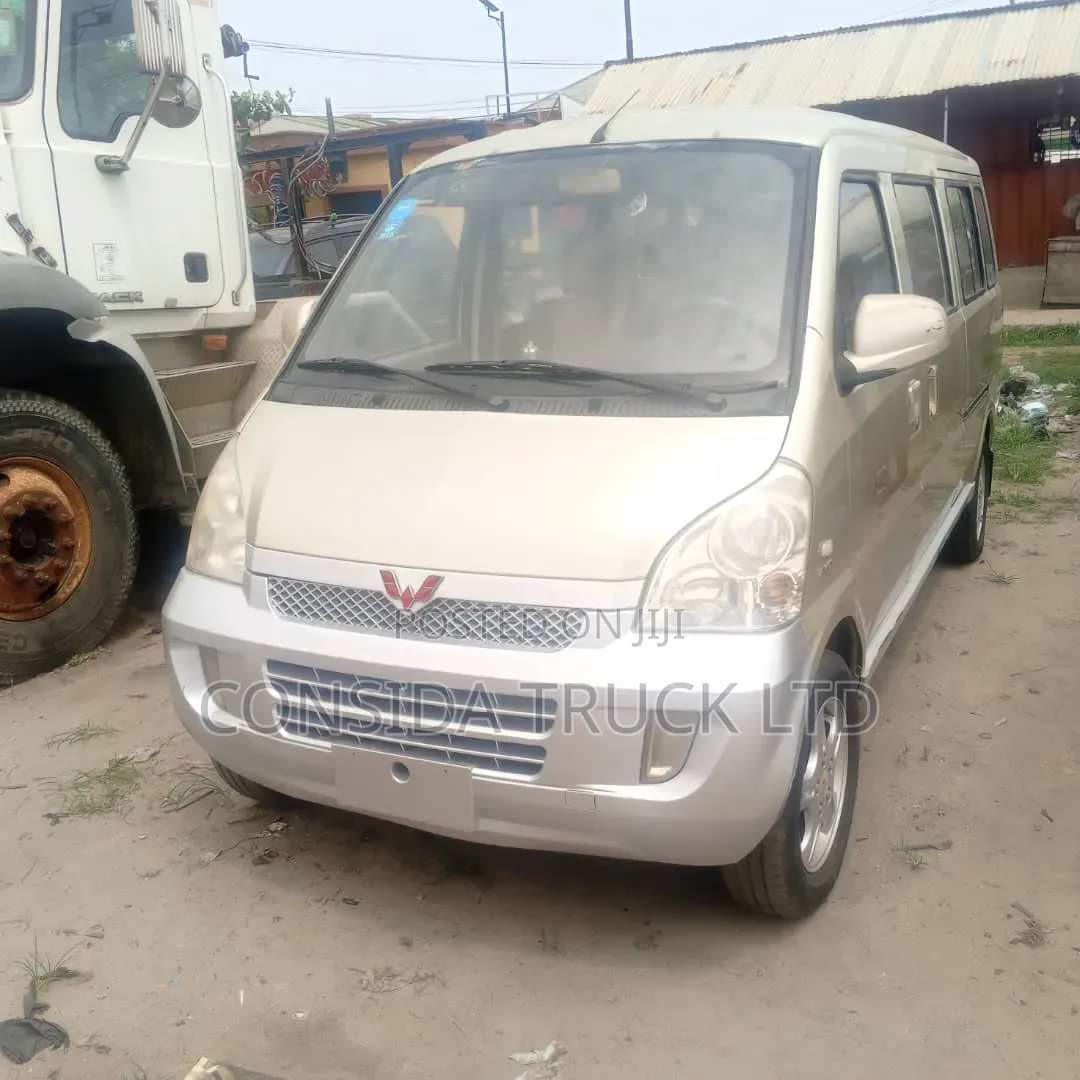 Mitsubishi L300 2005 Silver