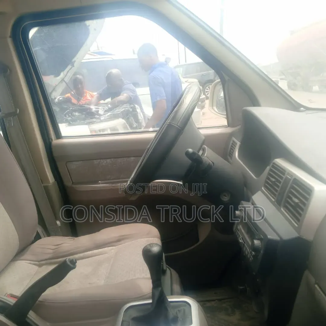 Mitsubishi L300 2005 Silver