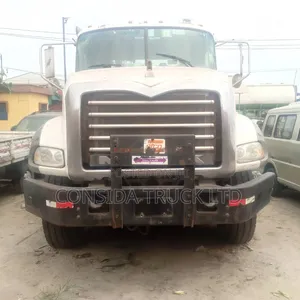 Mact Truck 1998 White